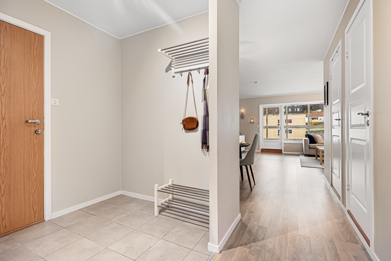 Lys og romslig gang med flislagt gulv og god plass til garderobeskap Galleribilde