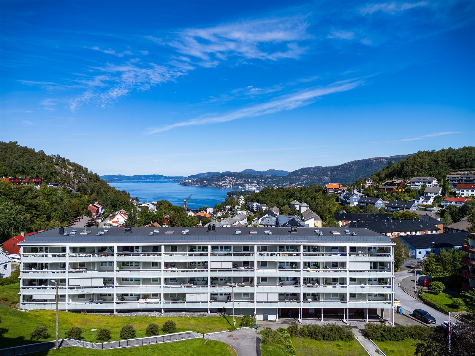 - Borettslaget har nylig gjennomført en omfattende fasadefornyelse med nye innglassede balkonger, ferdigstilt i 2024 - Galleribilde