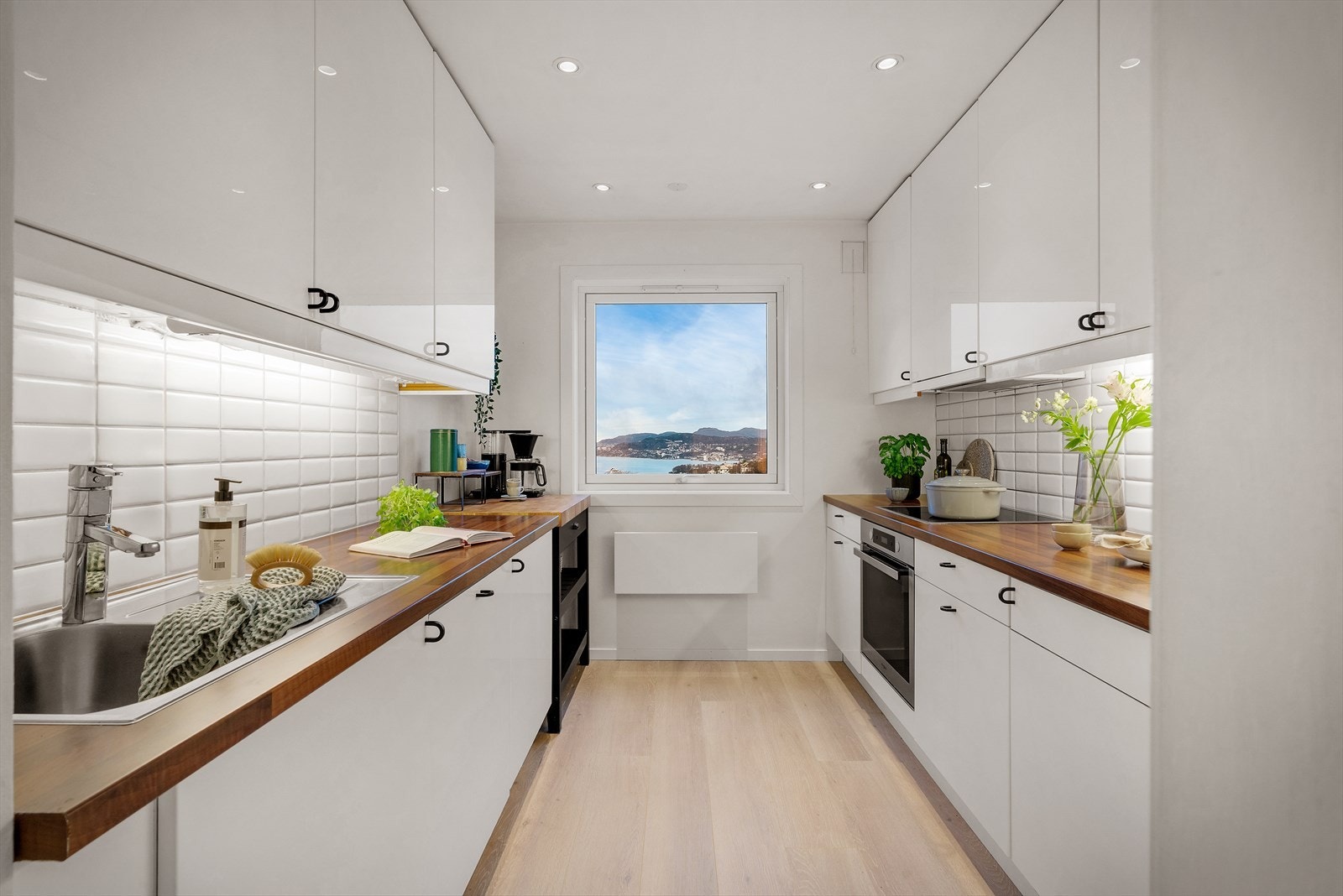 - Elegant og tidløst kjøkken. Rommet måler 7,5 m² og varmes godt opp av panelovnen på veggen - Galleribilde