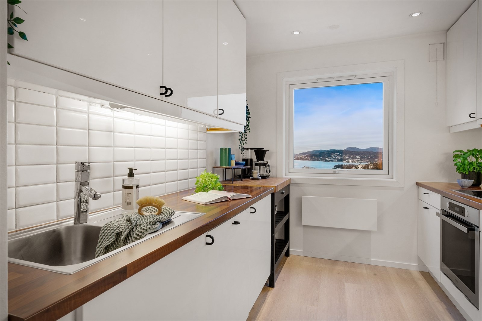 - Fra kjøkkenvinduet får du en fantastisk sjøutsikt med flotte solnedganger - Galleribilde