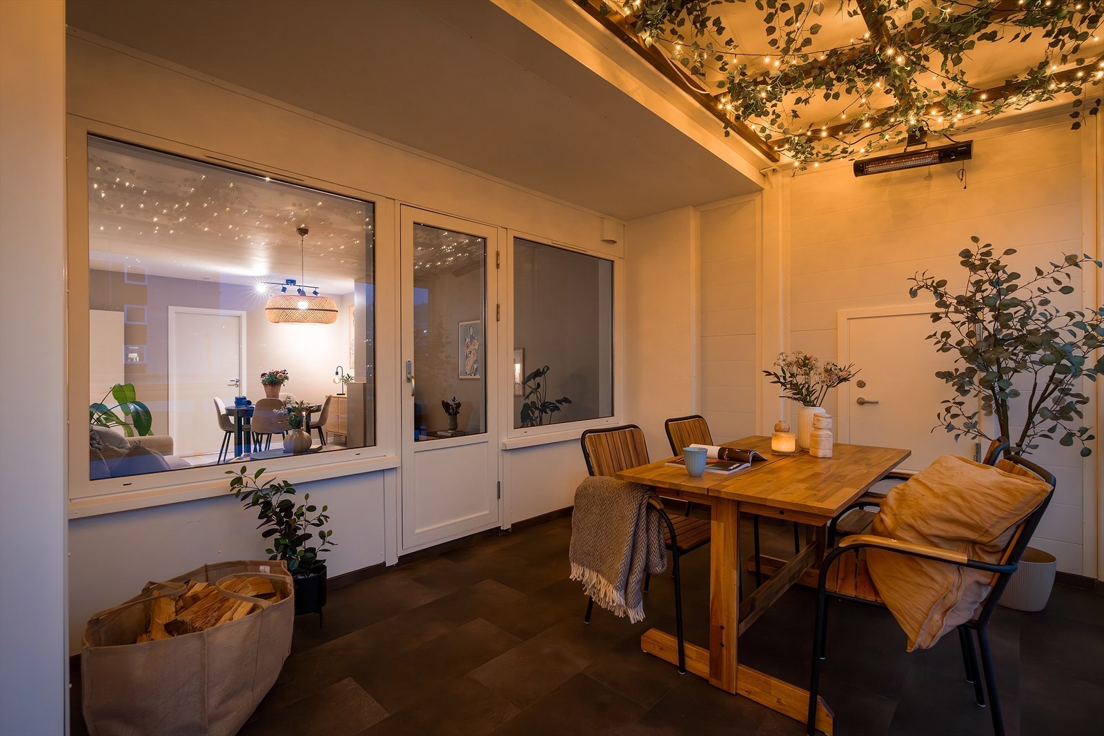 - Altanen kan oppleves som en forlengelse av stuen. Mer god takhøyde - Galleribilde