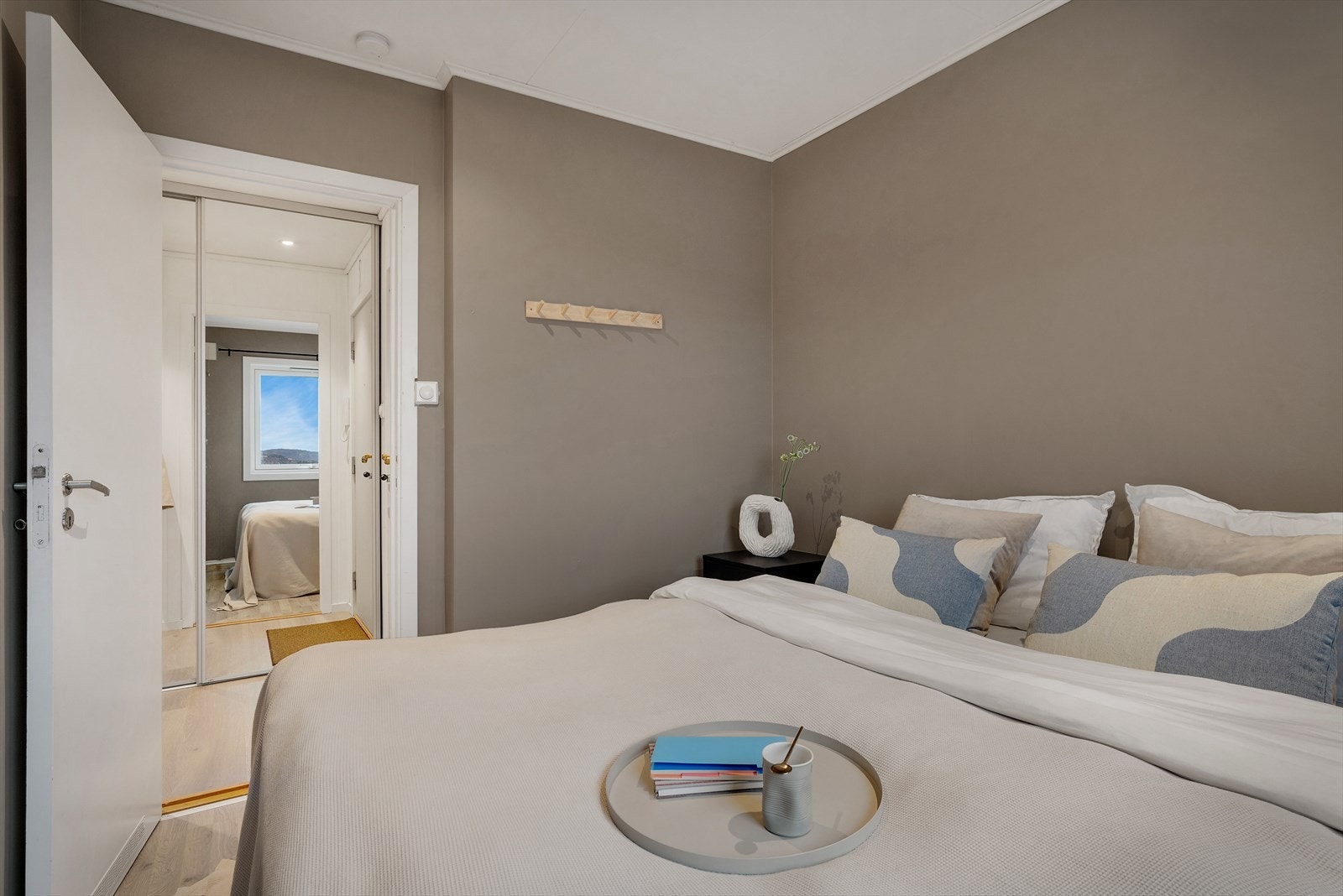 - Rommet er malt i en behagelig og moderne farge - Galleribilde