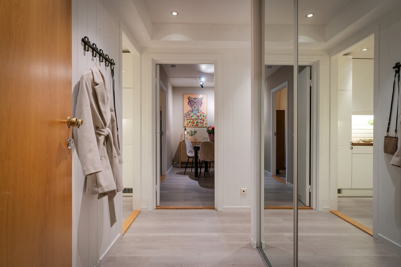 - Lys og innbydende entré med god plass til å henge fra seg yttertøy i garderoben - Galleribilde