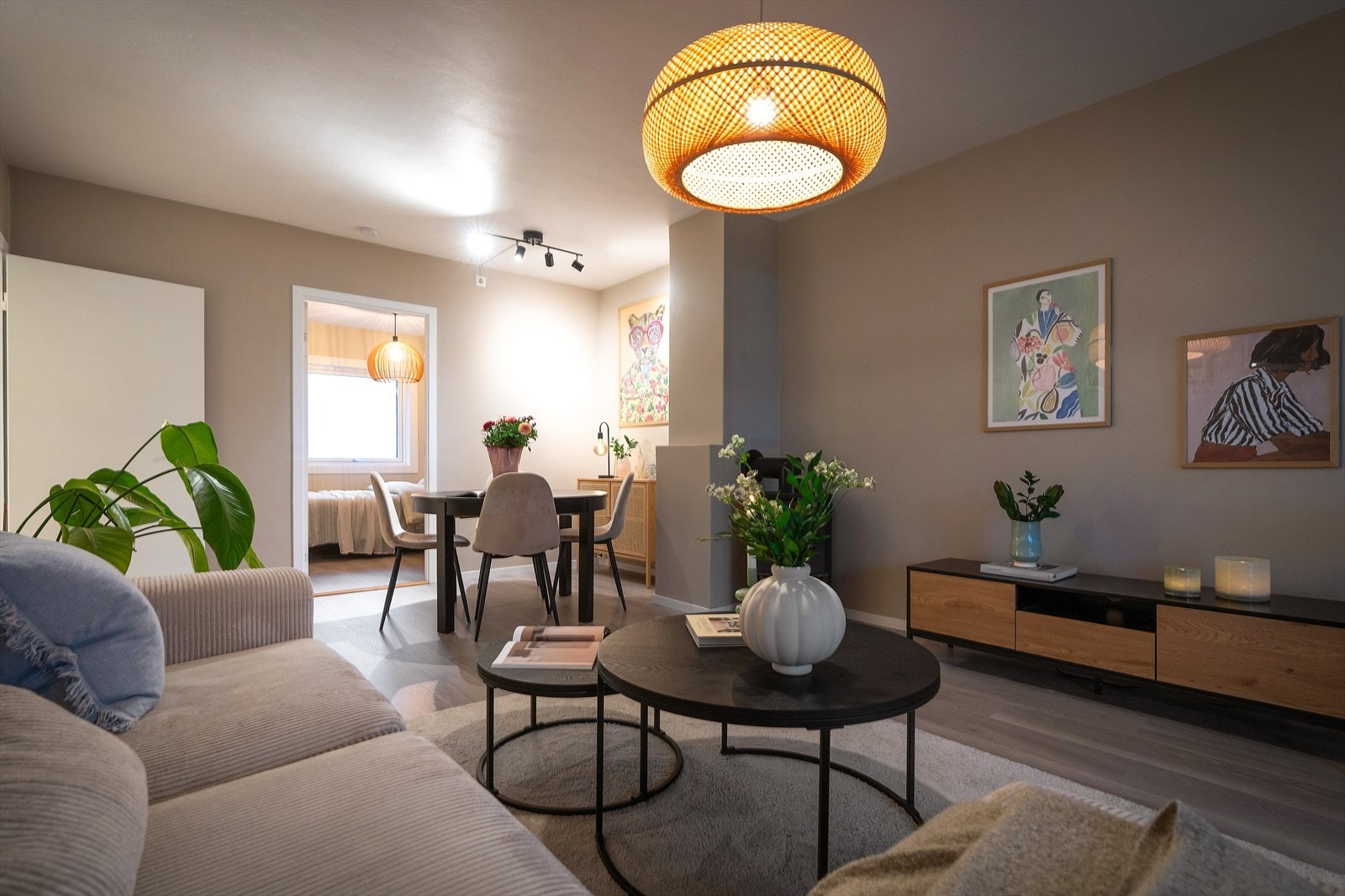 - Det lyse og solide laminat gulvet står i god stil til de behagelige fargene ellers i leiligheten - Galleribilde