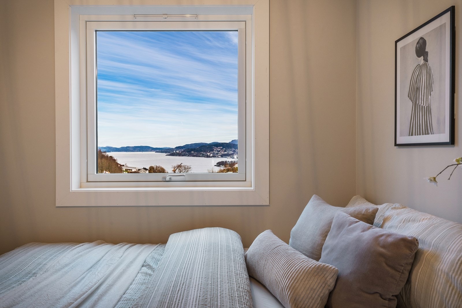 - 3-lags isolerglass vinduer fra 2023 på to av soverommene og kjøkkenet - Galleribilde