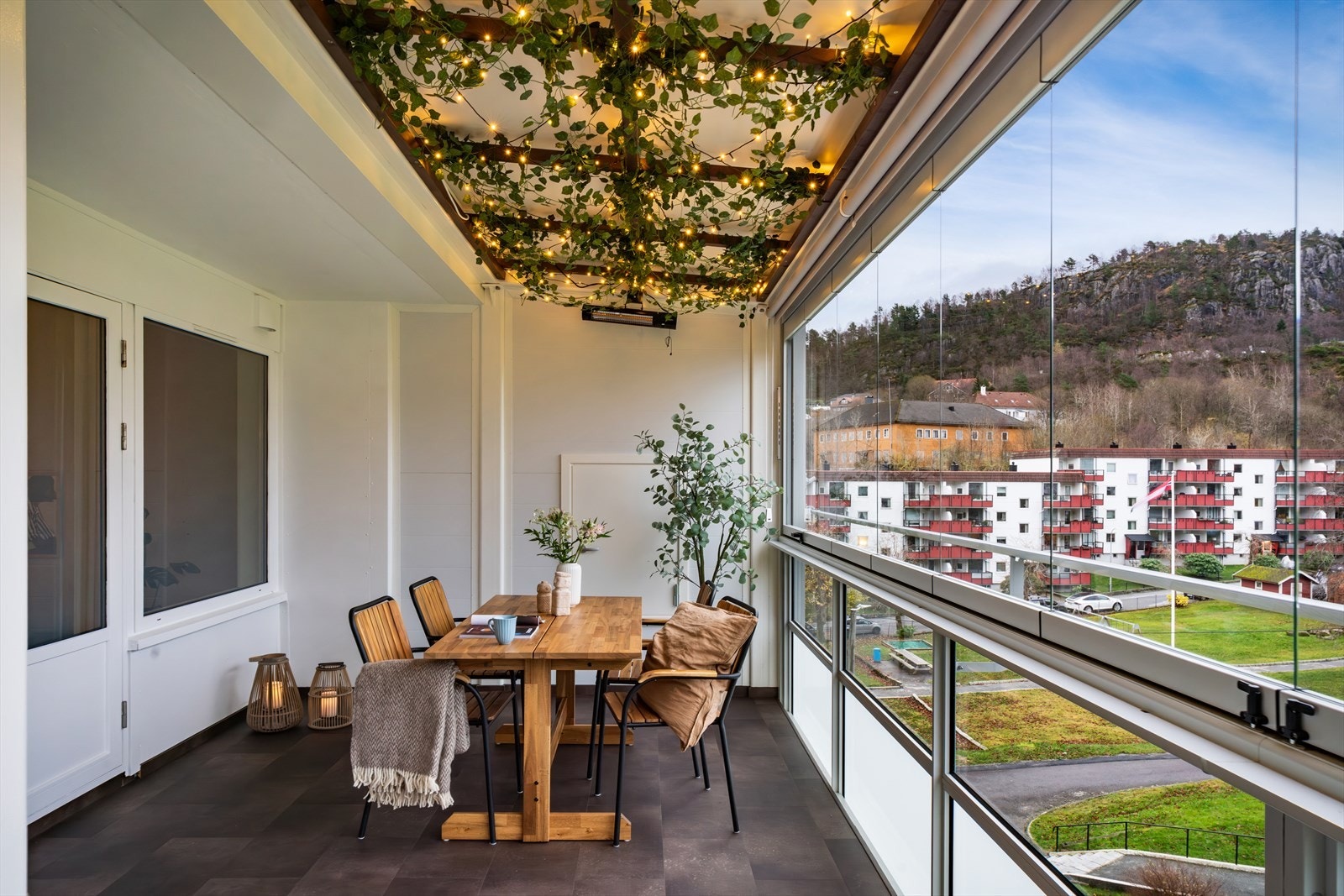 - Trekk vinduene til side og nyt herlige sommerdager på altanen - Galleribilde