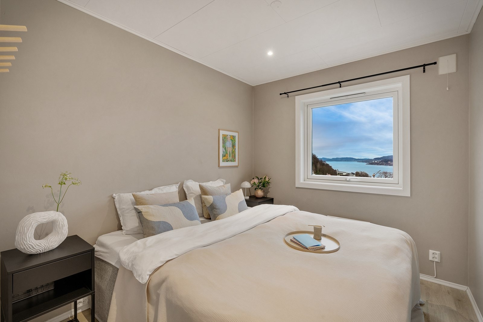 - Lyst og romslig soverommet måler 7,6 m² - Galleribilde