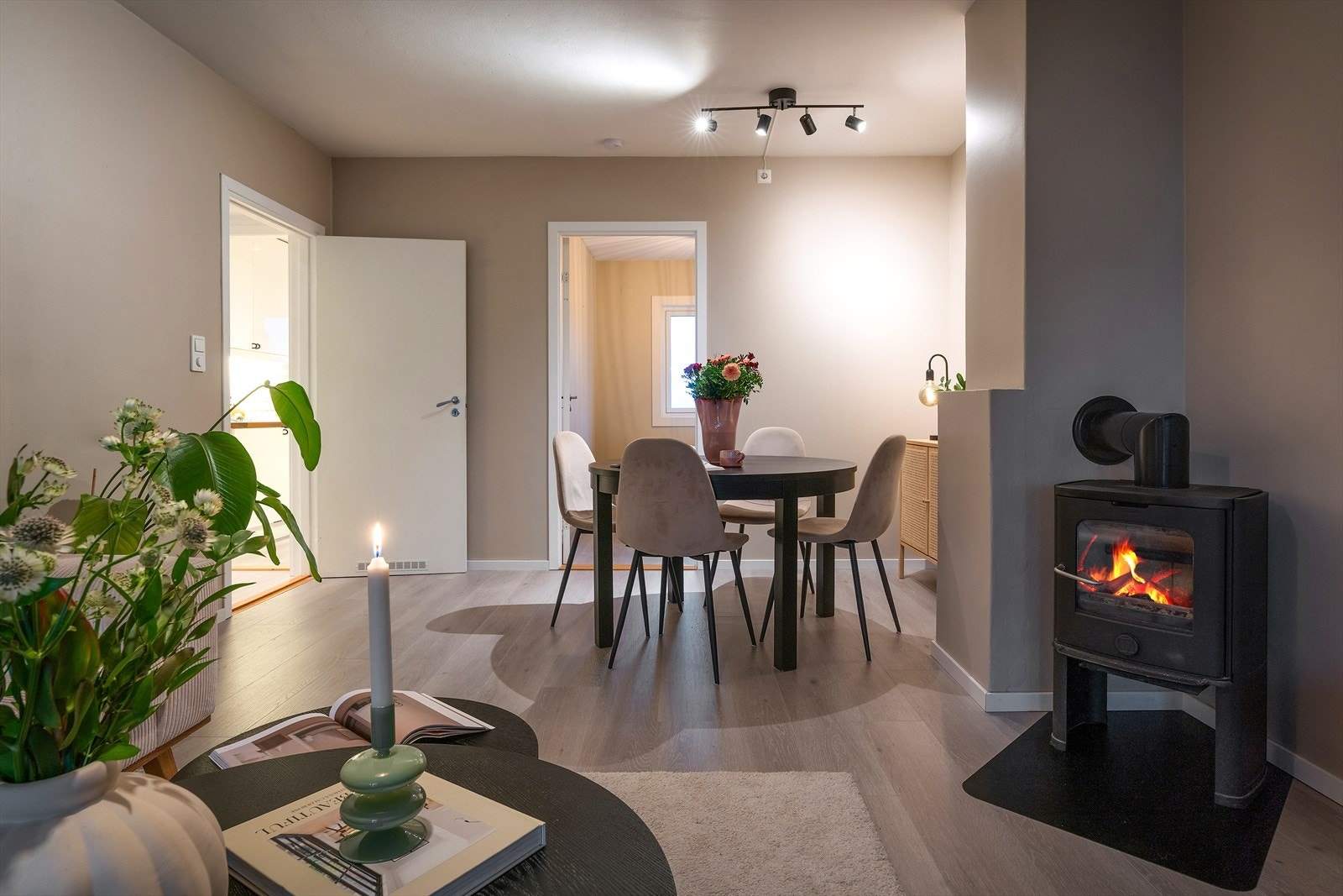 - Leiligheten har en koselig vedovn som bidrar til en lun og varm følelse - Galleribilde