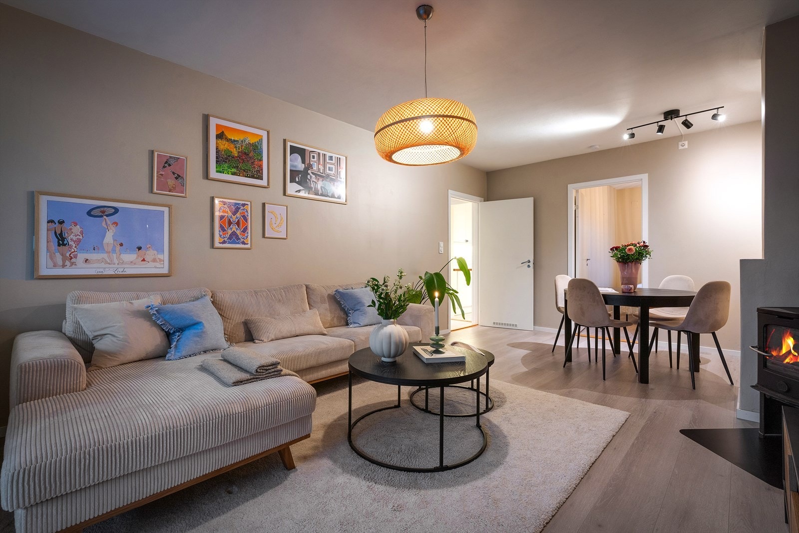 - Romslig stue på hele 20,7 m² med generøs takhøyde på 2,51m - Galleribilde