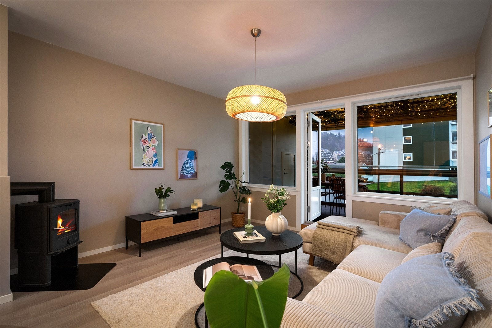 - Store vindusflater slipper inn rikelig med dagslys - Galleribilde