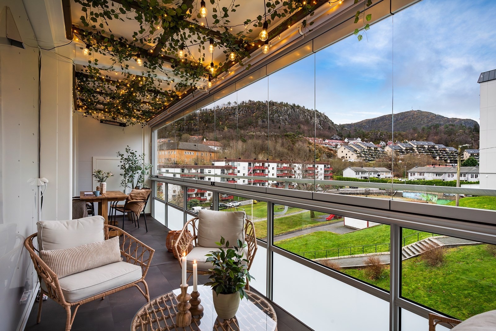 - Fra altanen har du nydelig utsikt mot Løvstakken - Galleribilde