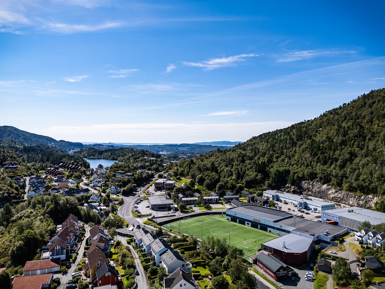 - Fra leiligheten er det gangavstand til Frøya idrettspark med både innendørs og utendørs anlegg - Galleribilde