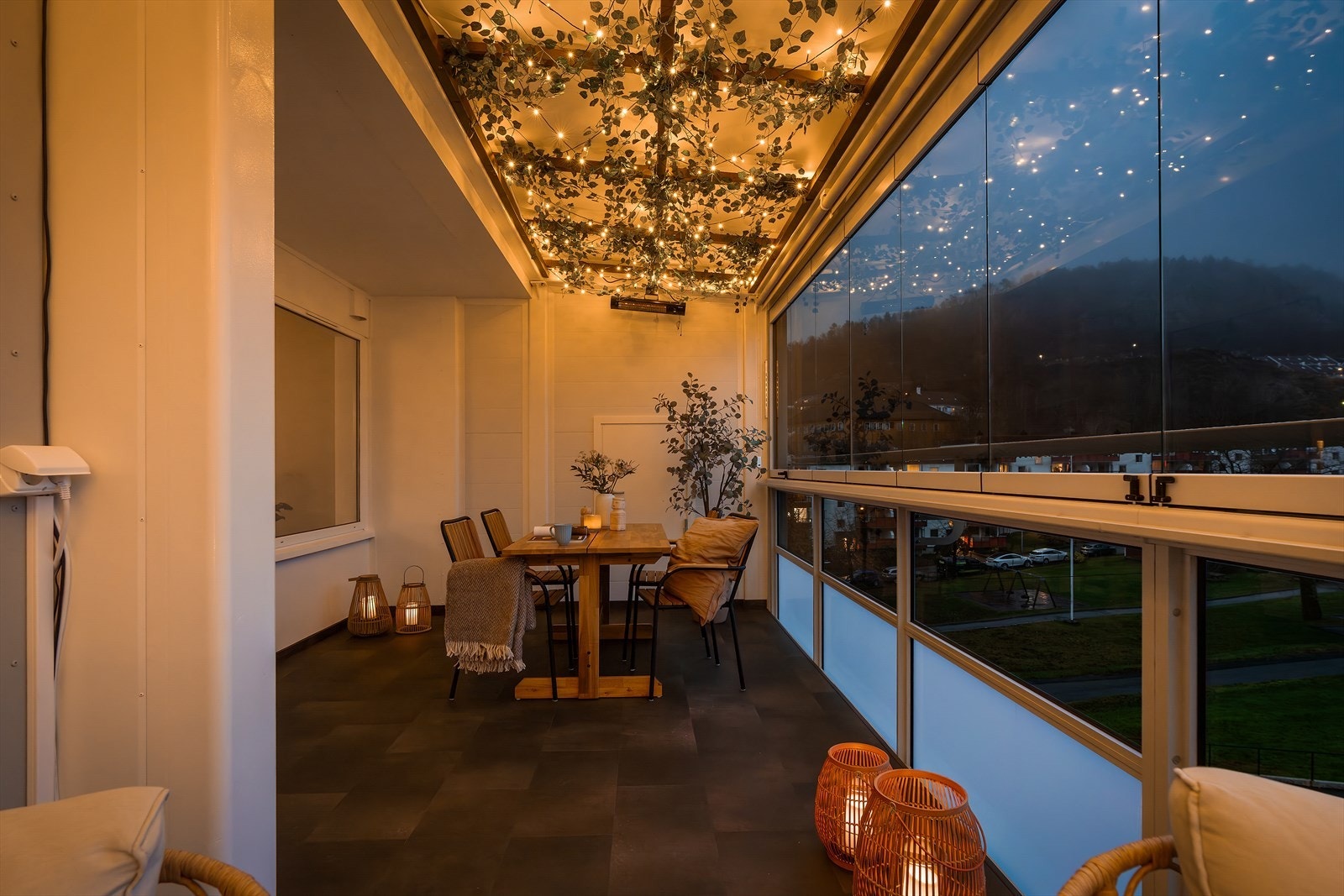 - Her har du god plass til å invitere venner og familie til hyggelige sammenkomster. Merk varmelampe - Galleribilde