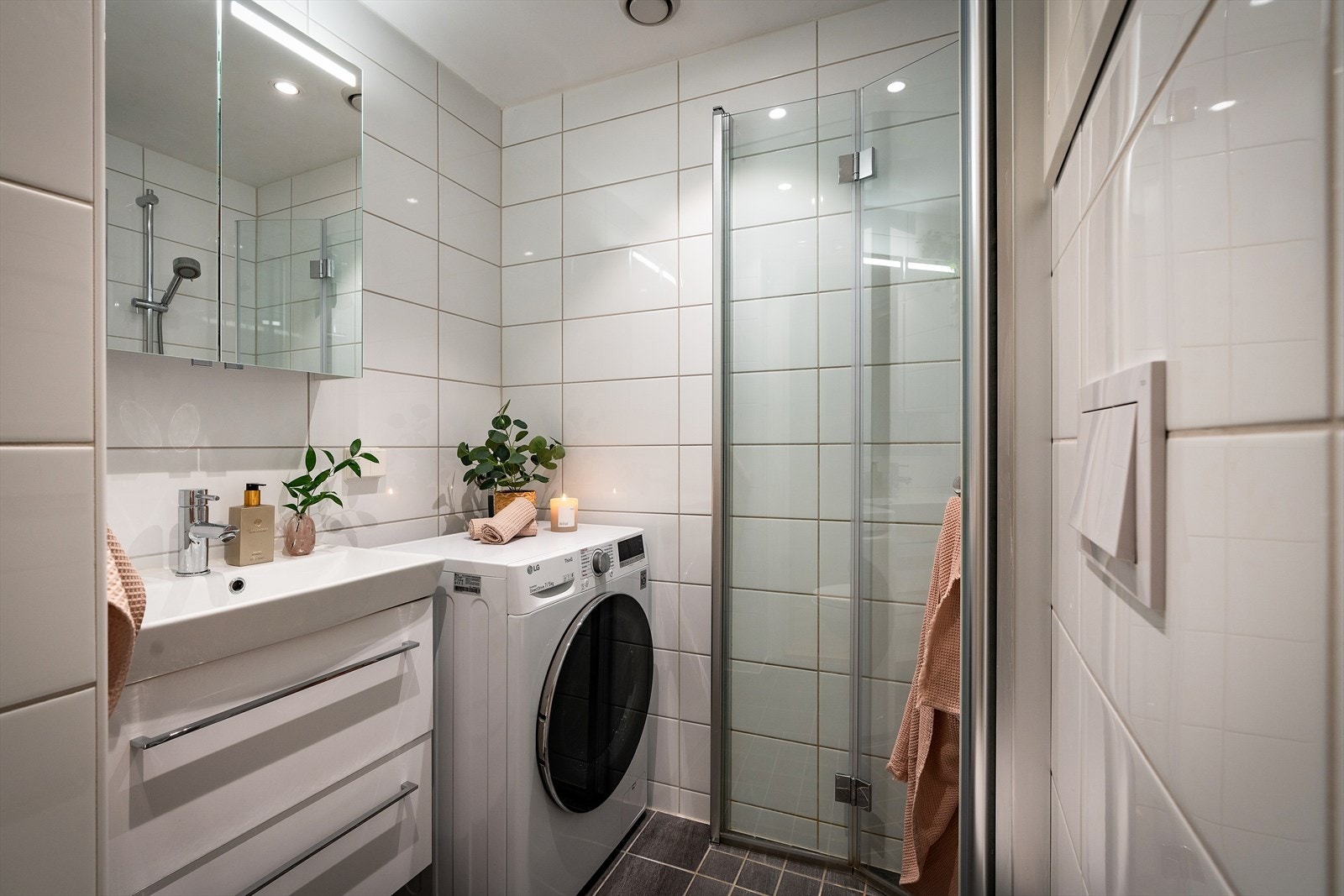 - Helfliset bad på 2,3 m² med varmekabler i gulvet - Galleribilde