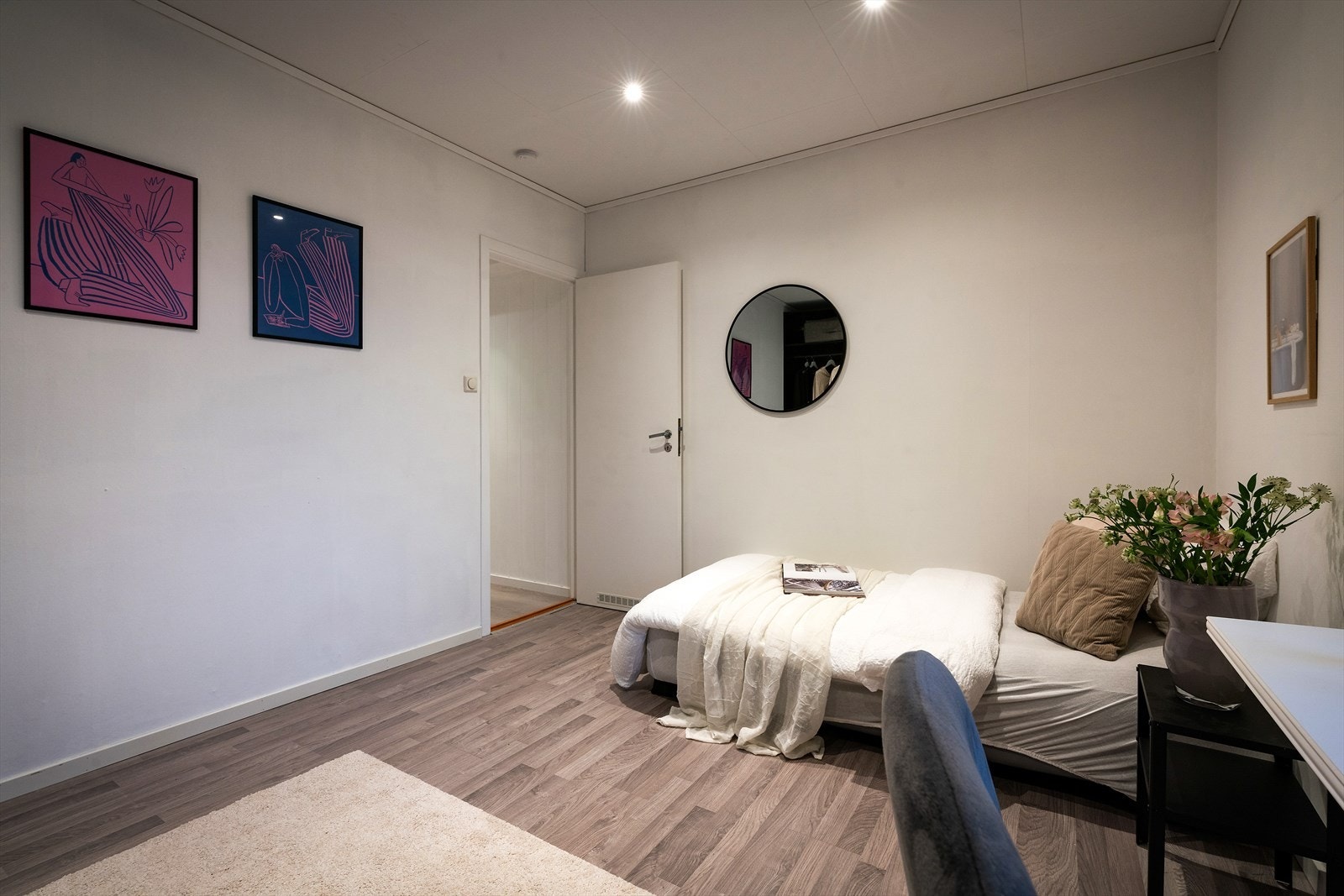 - Rommet lyses godt opp av innfelte downlights i himlingen - Galleribilde