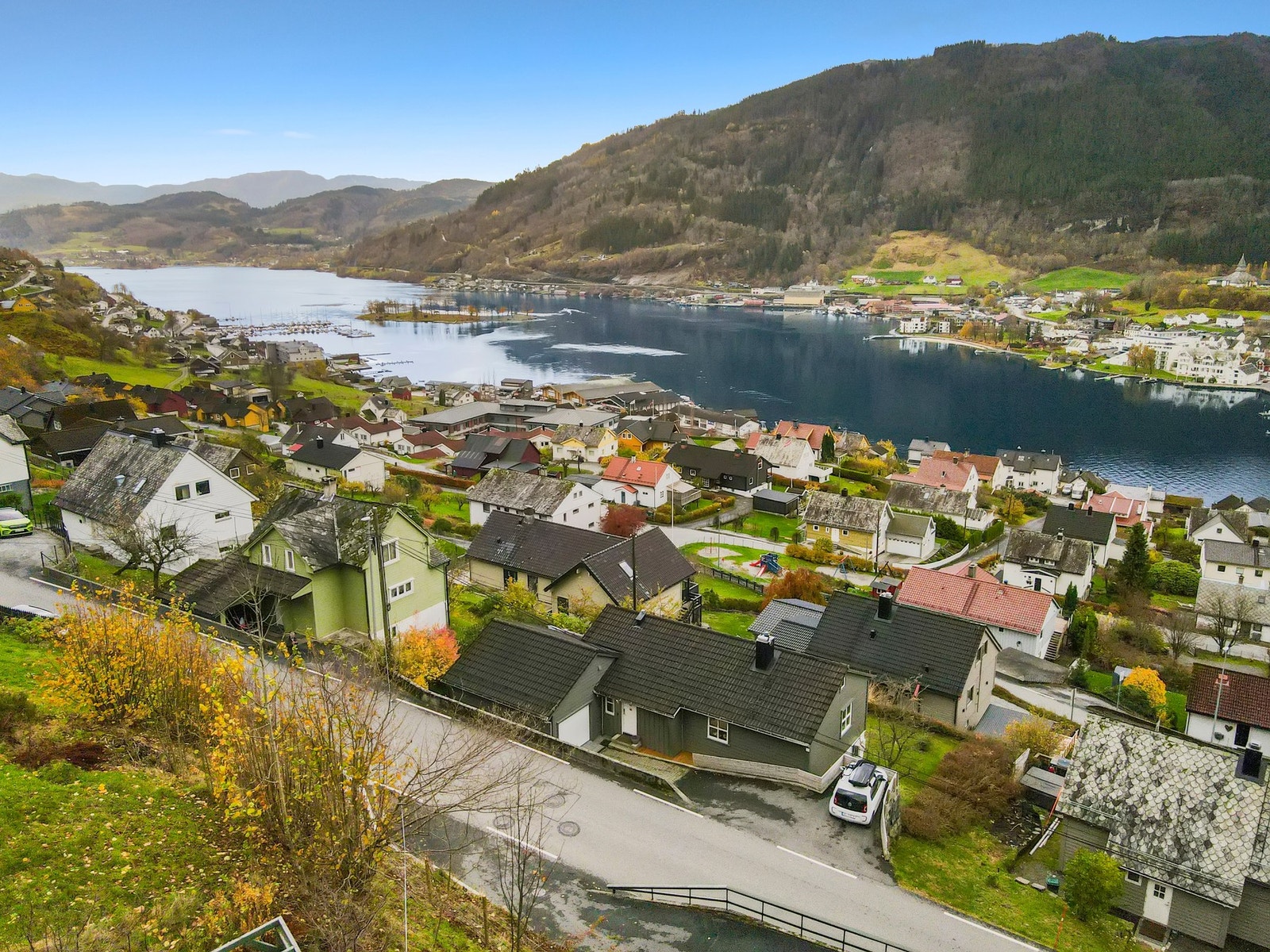 En attraktiv plassering i vakre Norheimsund. Bl.a. kun 5min kjøring til Sjusete! Galleribilde