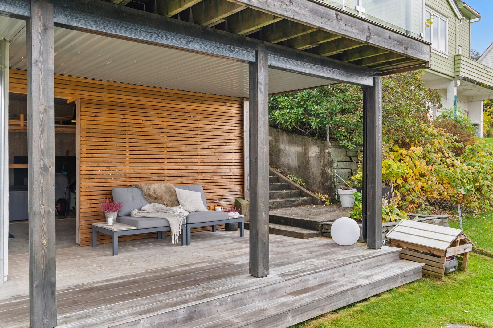 Eiendommen er innholdsrik med akkurat passe mengde hagestell Galleribilde