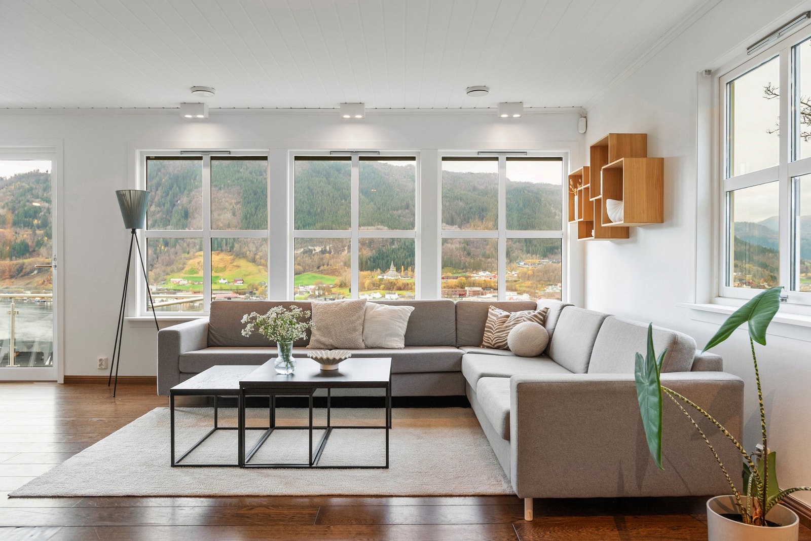 Utformingen på huset og den høye beliggenheten gir utmerket utsiktsforhold! Galleribilde