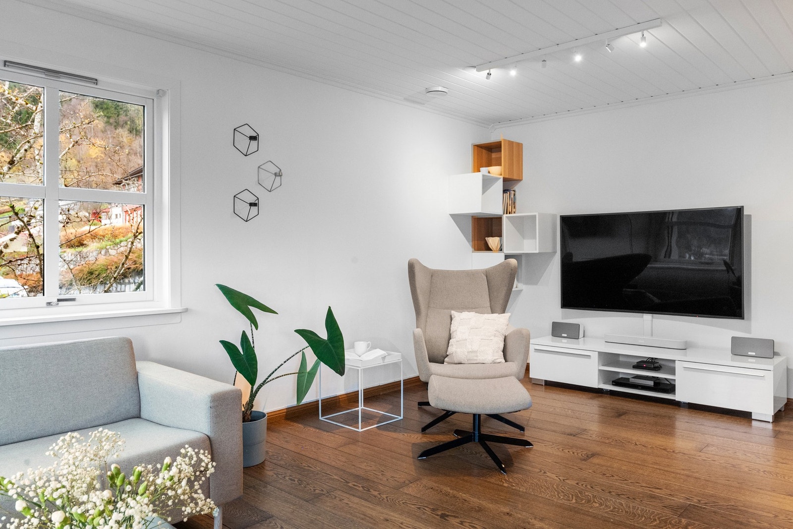 Stuen måler hele 35 m² som gir mulighet for flere soner Galleribilde