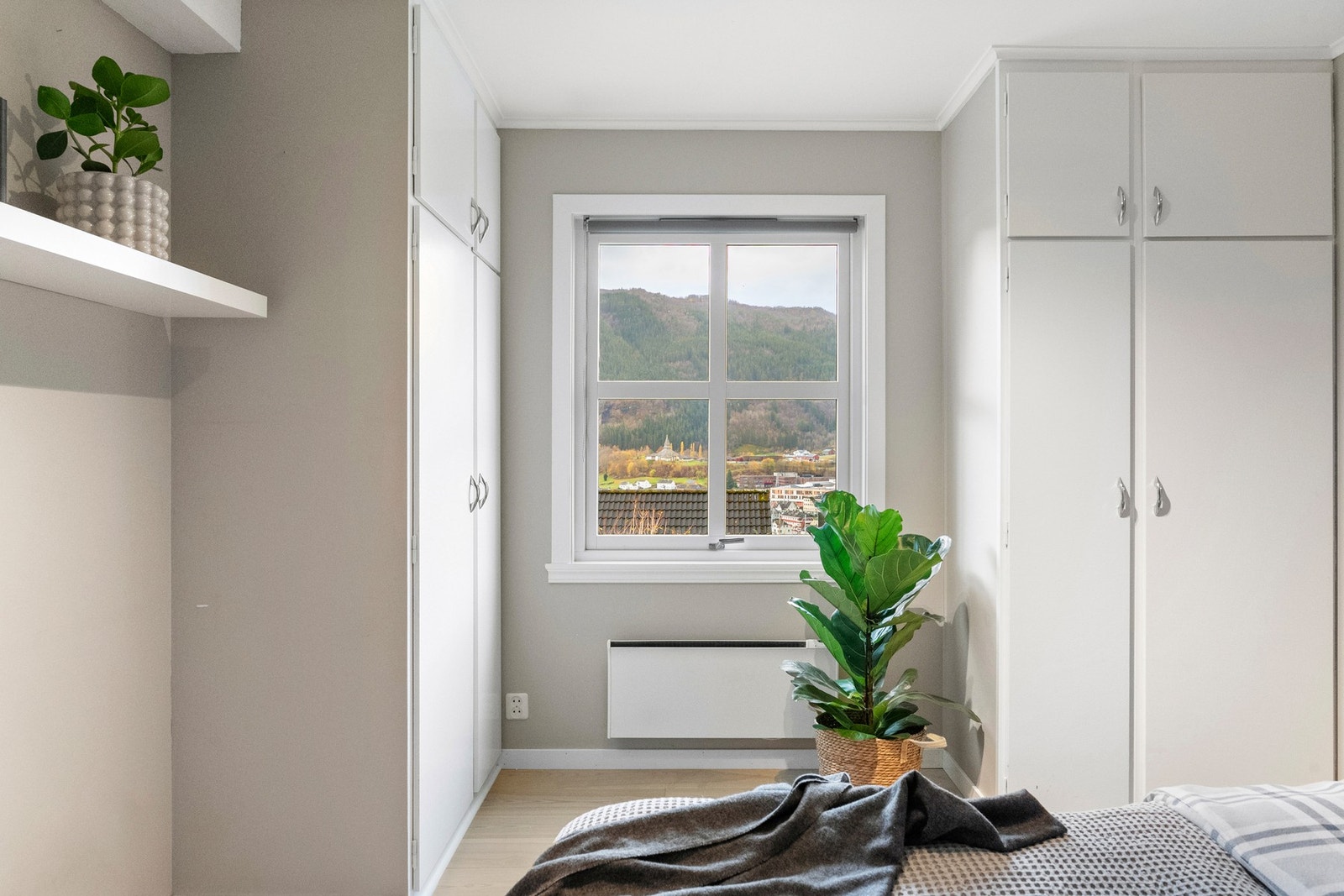 Diskrè og praktisk innebygd garderobe for oppbevaring. Galleribilde