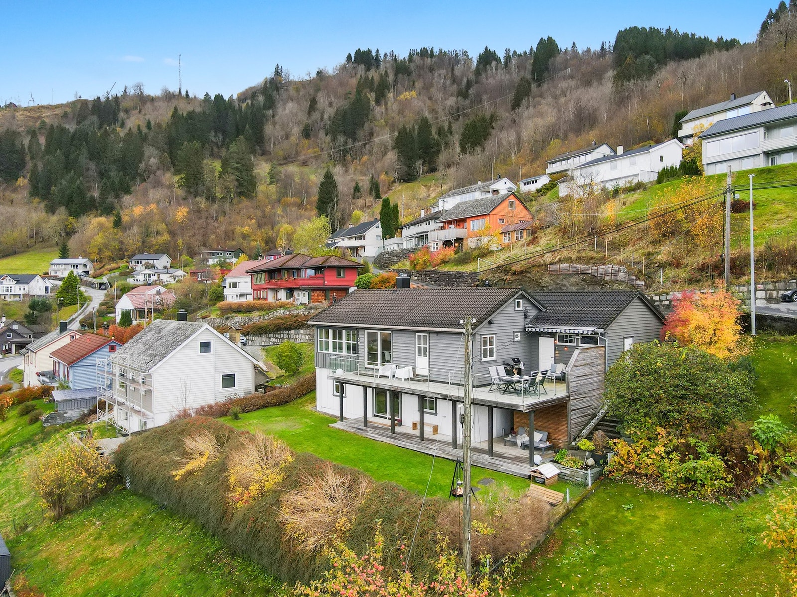 Eiendommen skiller seg godt ut på Norheim med sin "flate" hage og frie utsikt Galleribilde