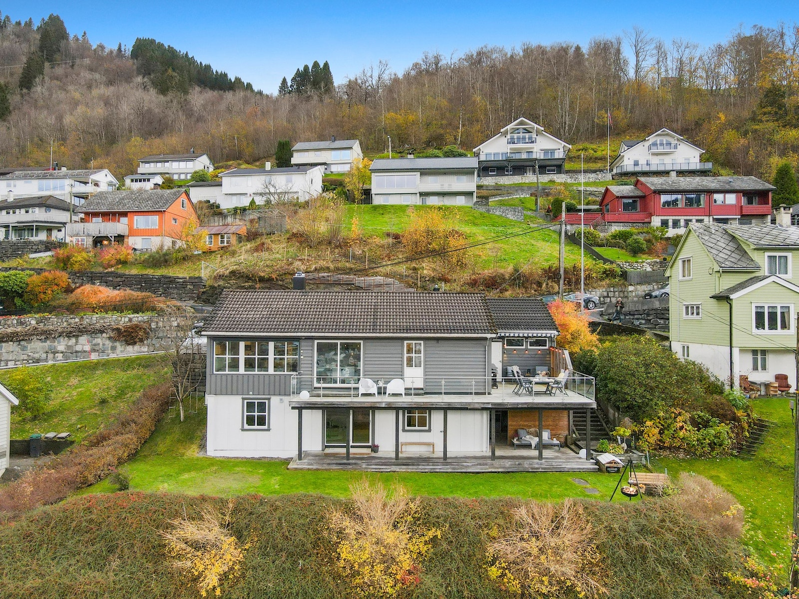 I umiddelbar nærhet er det lekeplasser og kort avstand til skoler barnehager! Galleribilde