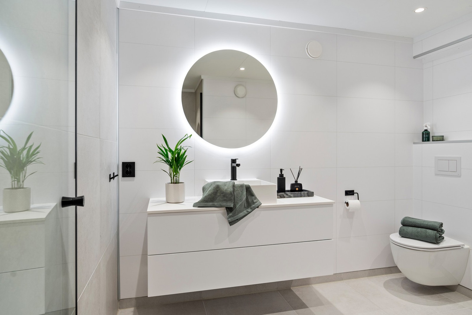 Delikat baderom fra 2019 med fliser og varmekabler i gulv. Galleribilde