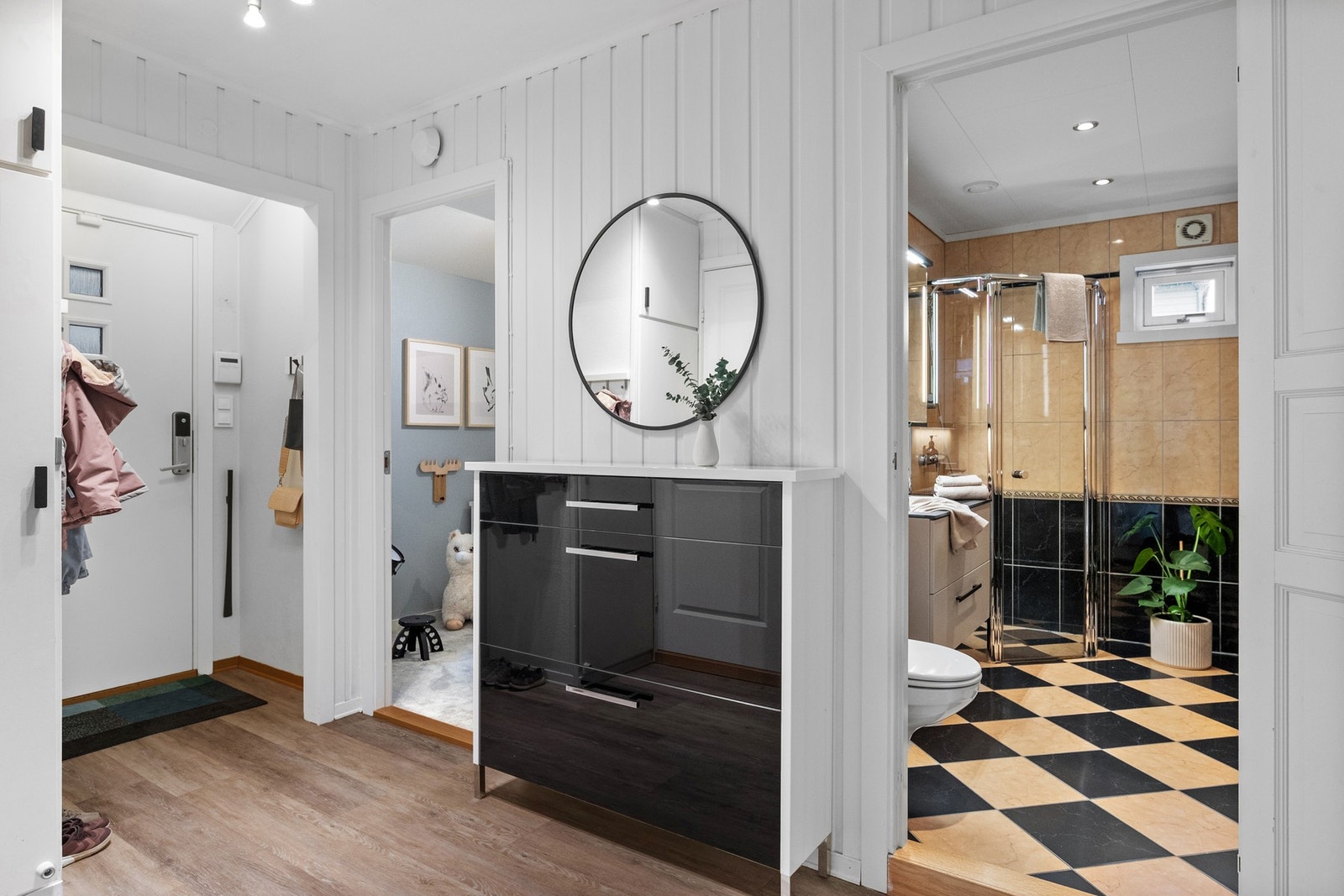 Eneboligen har gjennomgående god standard med vesentlig vedlikehold og utskiftninger gjennom årene. Galleribilde