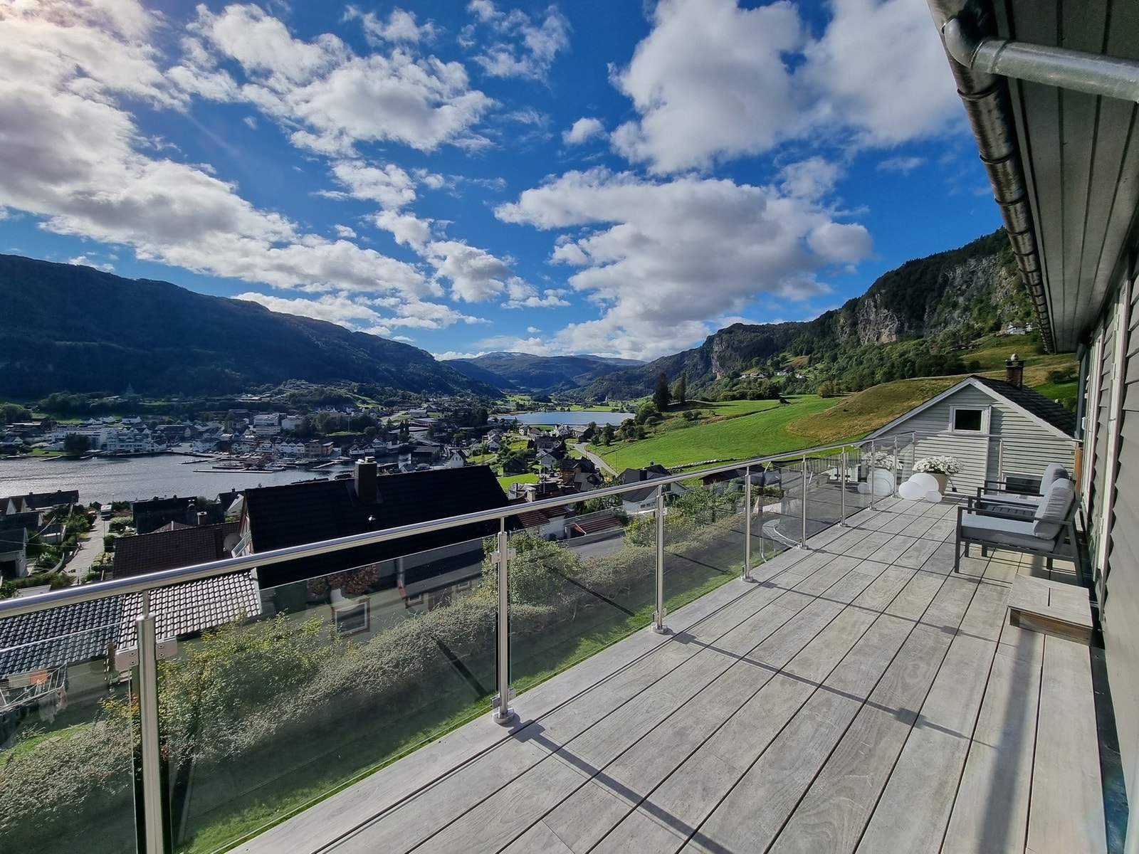 Verandaen ble bygget på i 2019 med tredekke av god kvalitet samt glassrekkverk Galleribilde