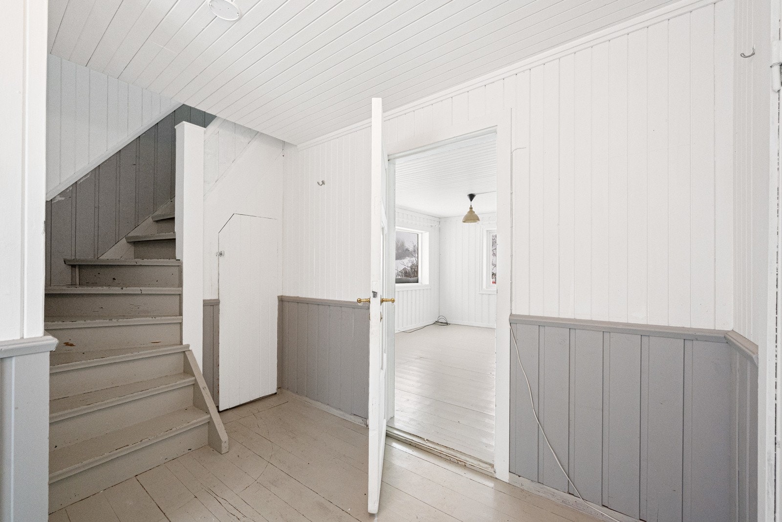 Entè med trapp til 2.etasje Galleribilde