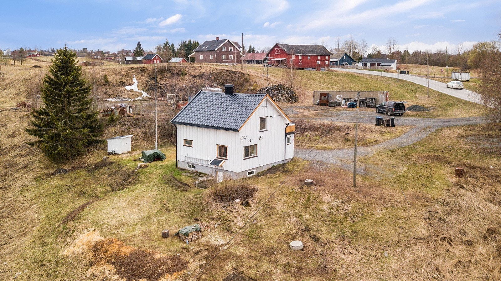 Boligen ligger åpent og landlig til Galleribilde