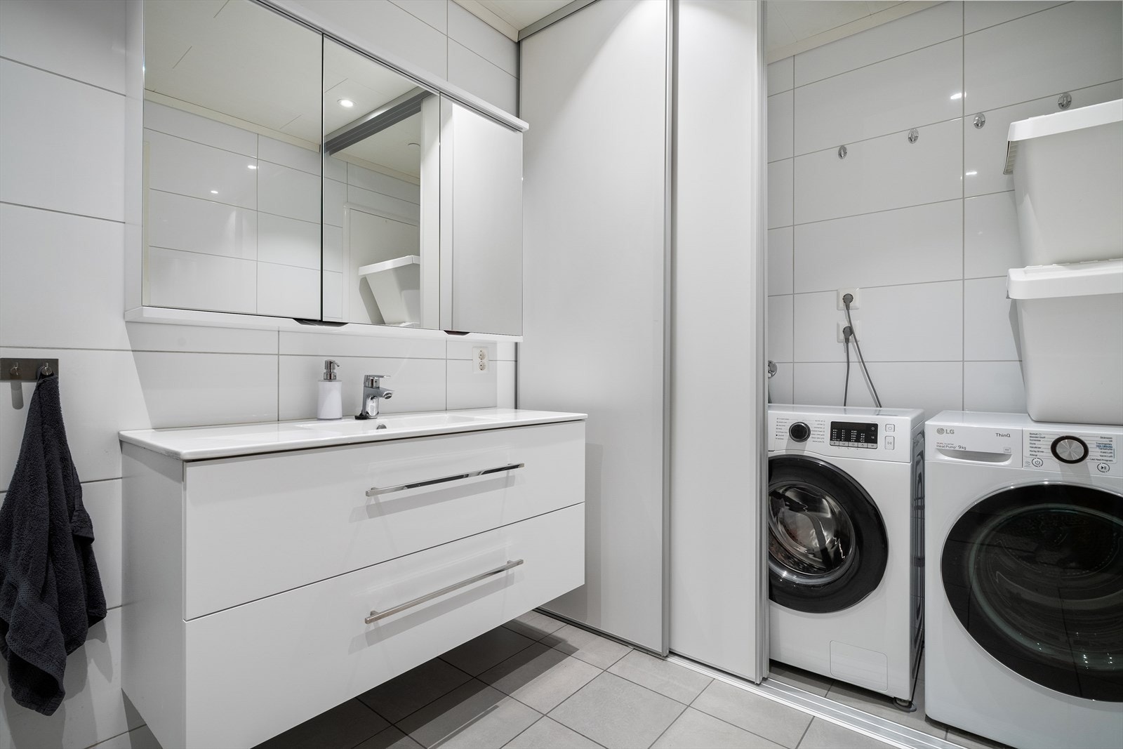 Opplegg for vaskemaskin og ventilasjonsanlegg bak skyvedører. Galleribilde