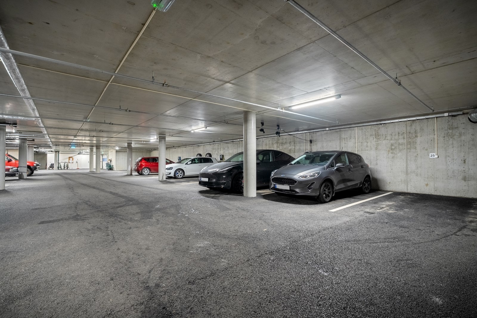 Garasjeplass i felles garasjekjeller. Galleribilde