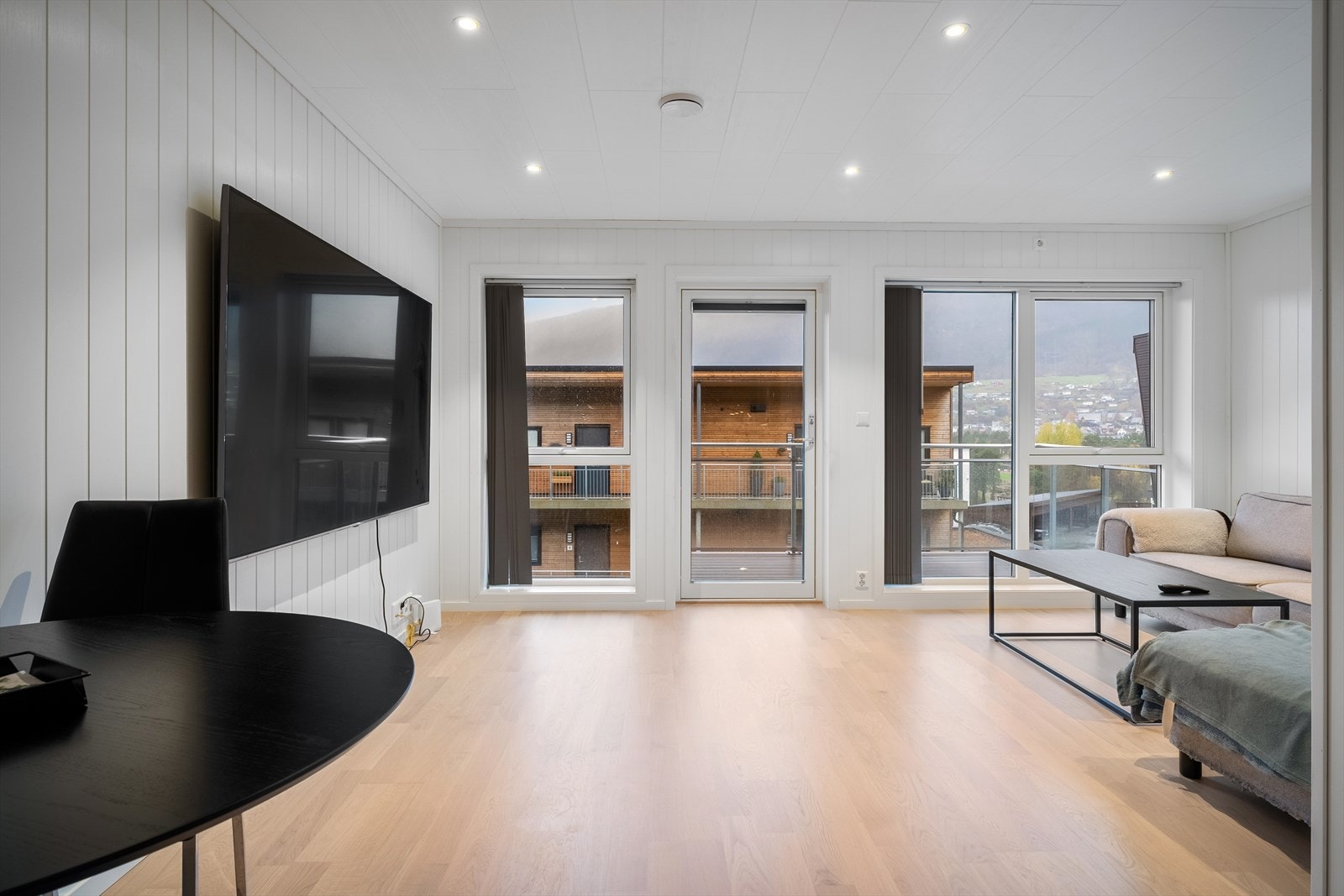 Innvendige overflater er 2-stavs parkett i gulv og plater på vegg. Galleribilde