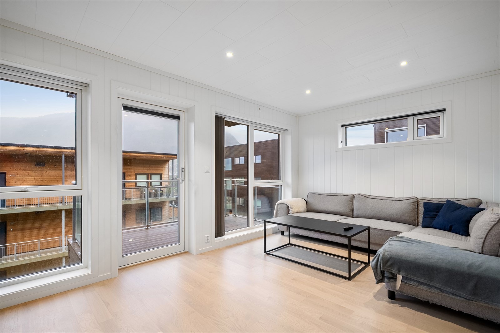 Fra stuen er det adkomst ut på en overbygd balkong. Galleribilde