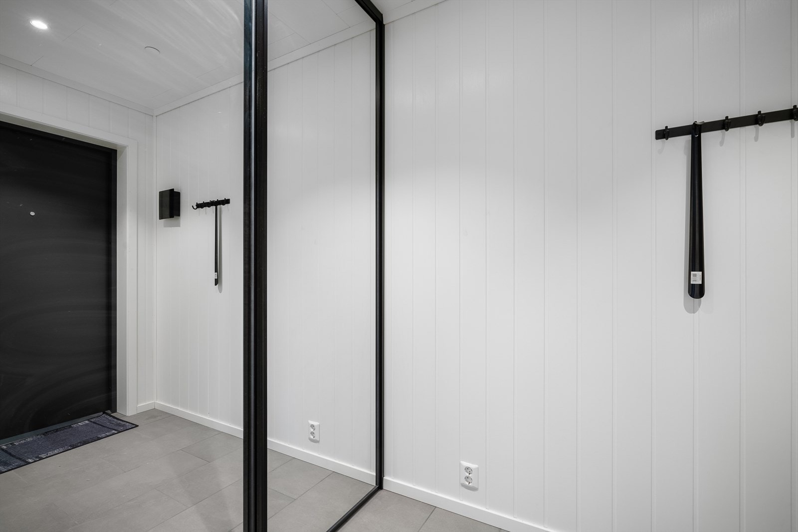 Fliselagt entré med skyvedørsgarderobe. Galleribilde