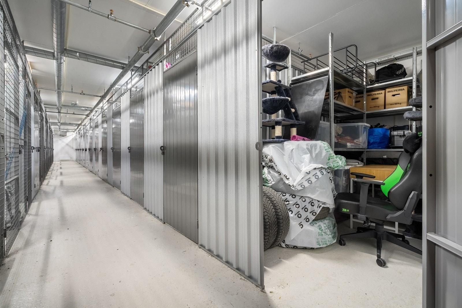 Ekstern bod i garasjekjeller. Galleribilde