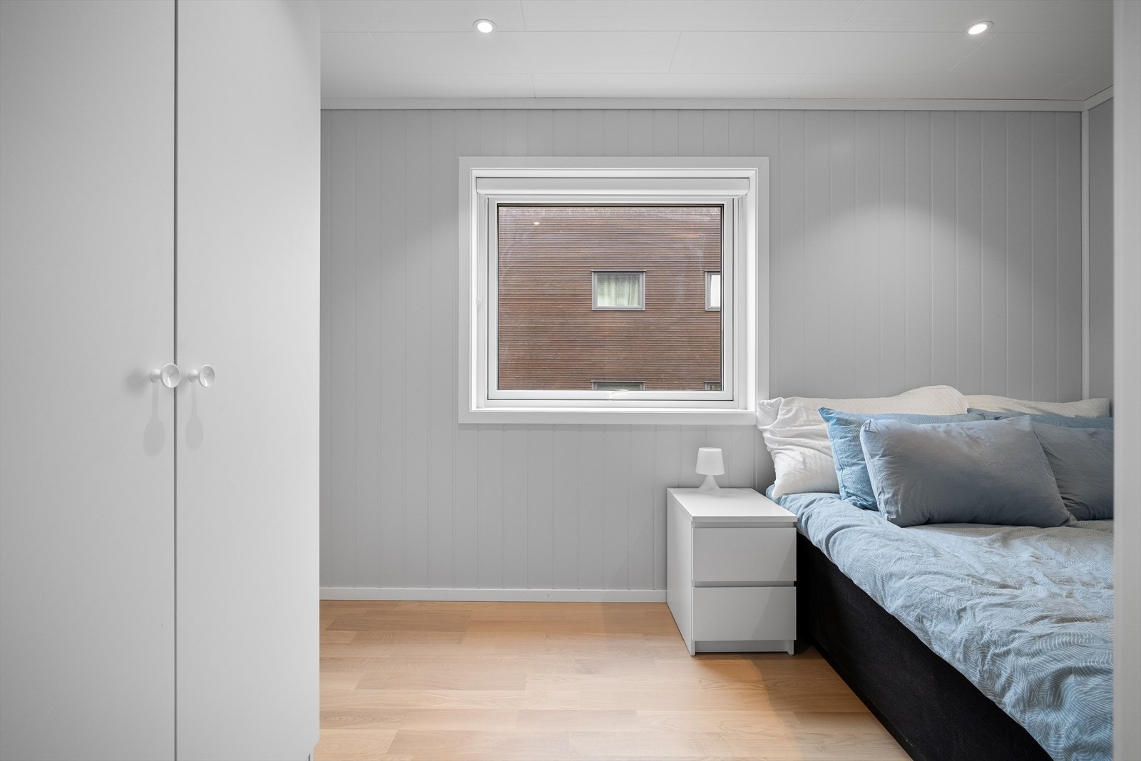 Soverommet rommer en stor seng og ønsket garderobeløsning. Galleribilde