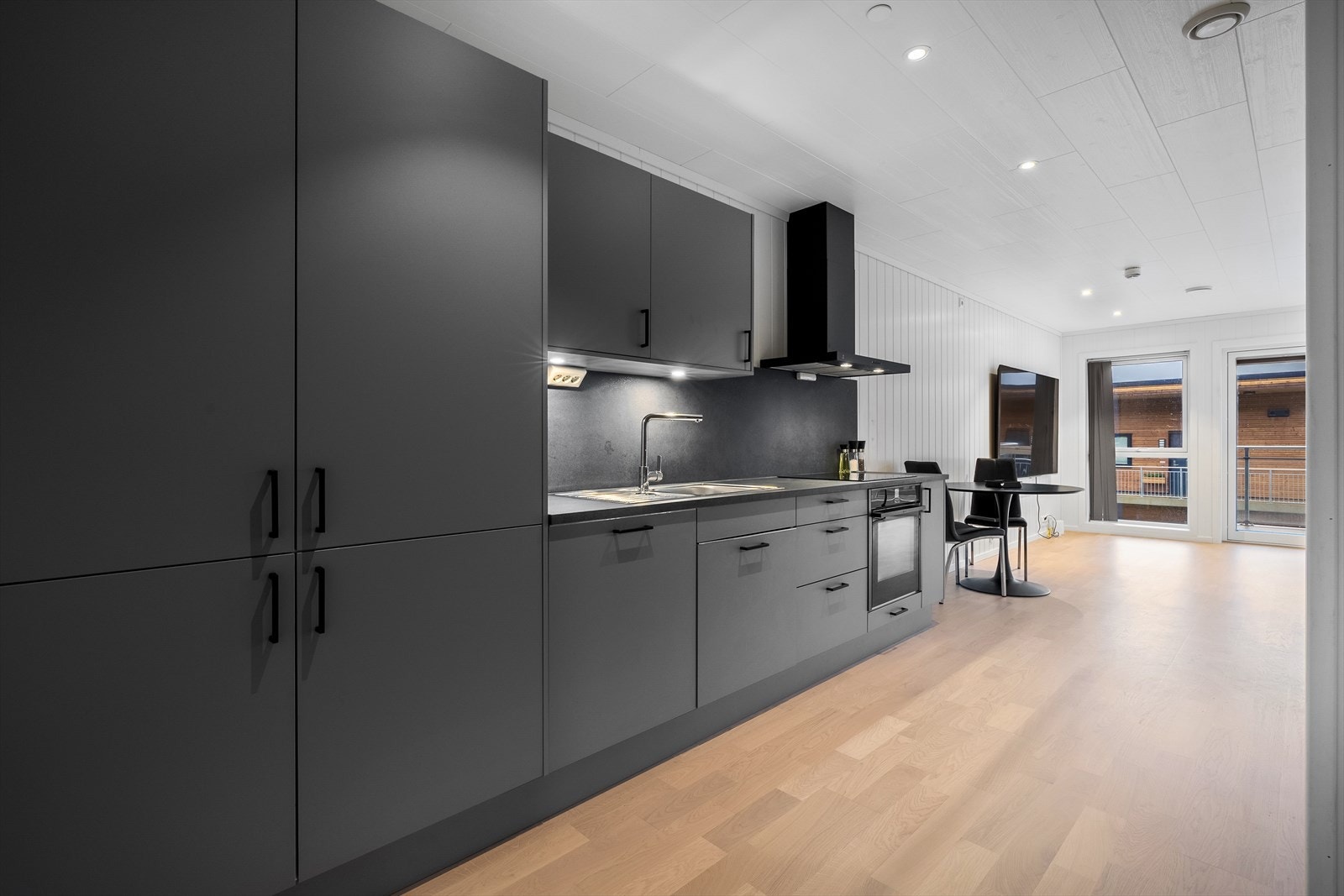 Elegant kjøkken med alt av hvitevarer integrert.. Galleribilde