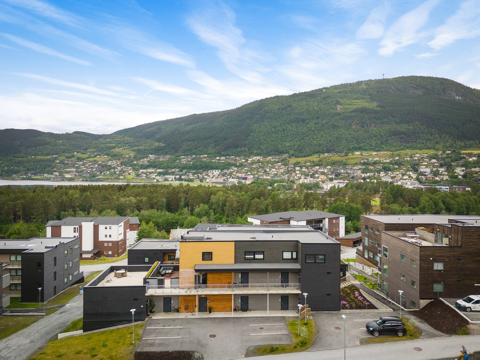 Gjesteparkering i front av boligen. Galleribilde