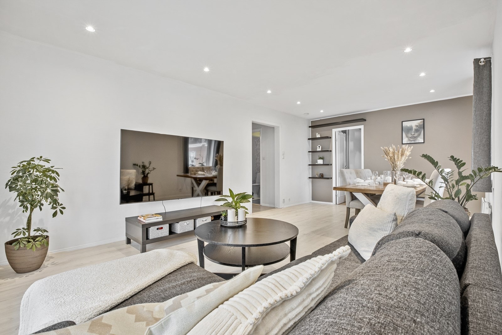 Pene, lyse overflater og spotlights i himling Galleribilde