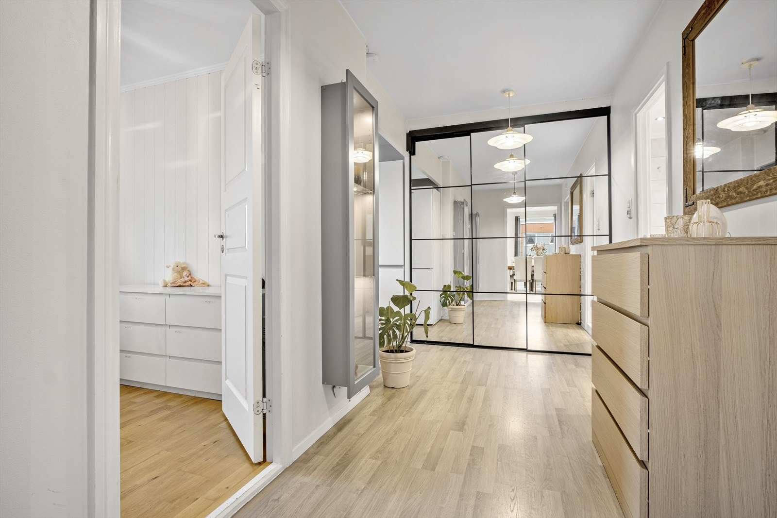 Romslig gang med praktisk skyvedørsgarderobe. Speilfrontene bidrar til en god romfølelse Galleribilde