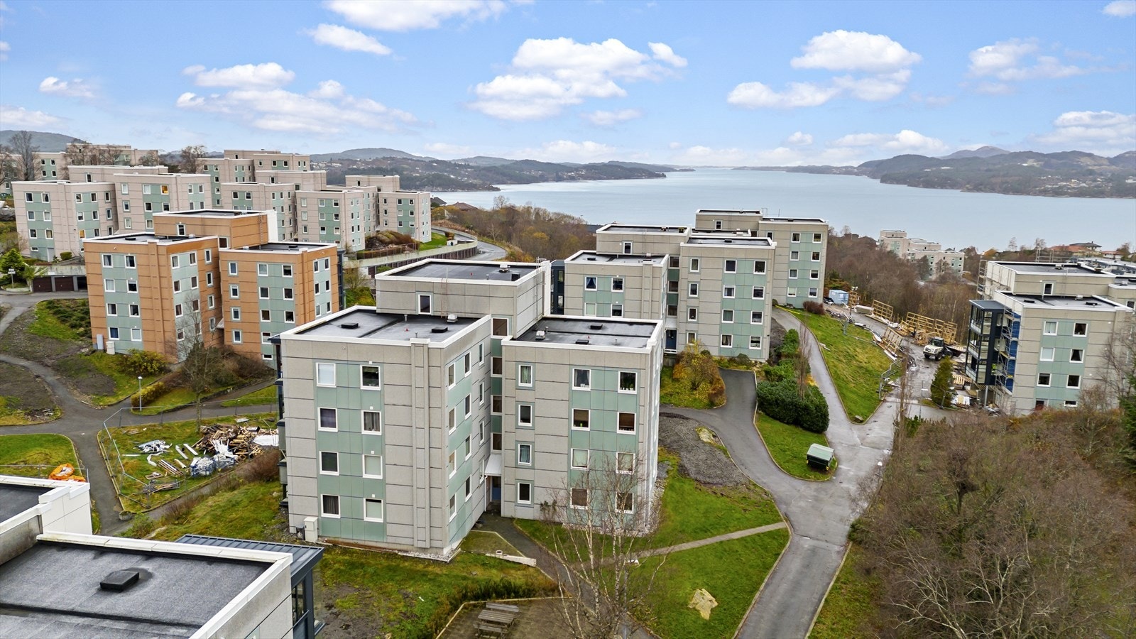 Sentral beliggenhet på Mjølkeråen med kort vei til butikk, skoler, barnehage, gode bussforbindelser og varierte turmuligheter Galleribilde