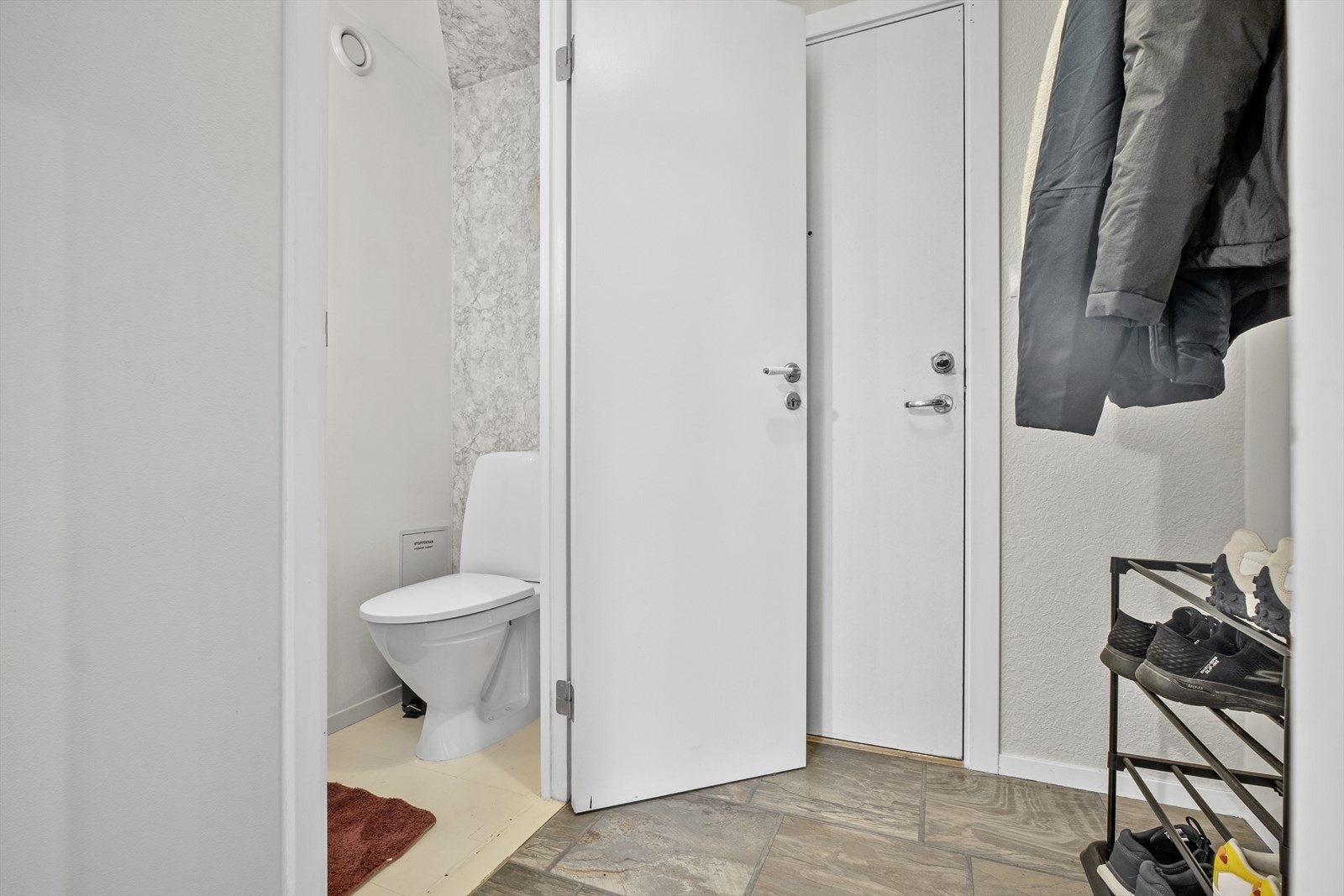 Separat toalettrom innredet med servant og toalett Galleribilde