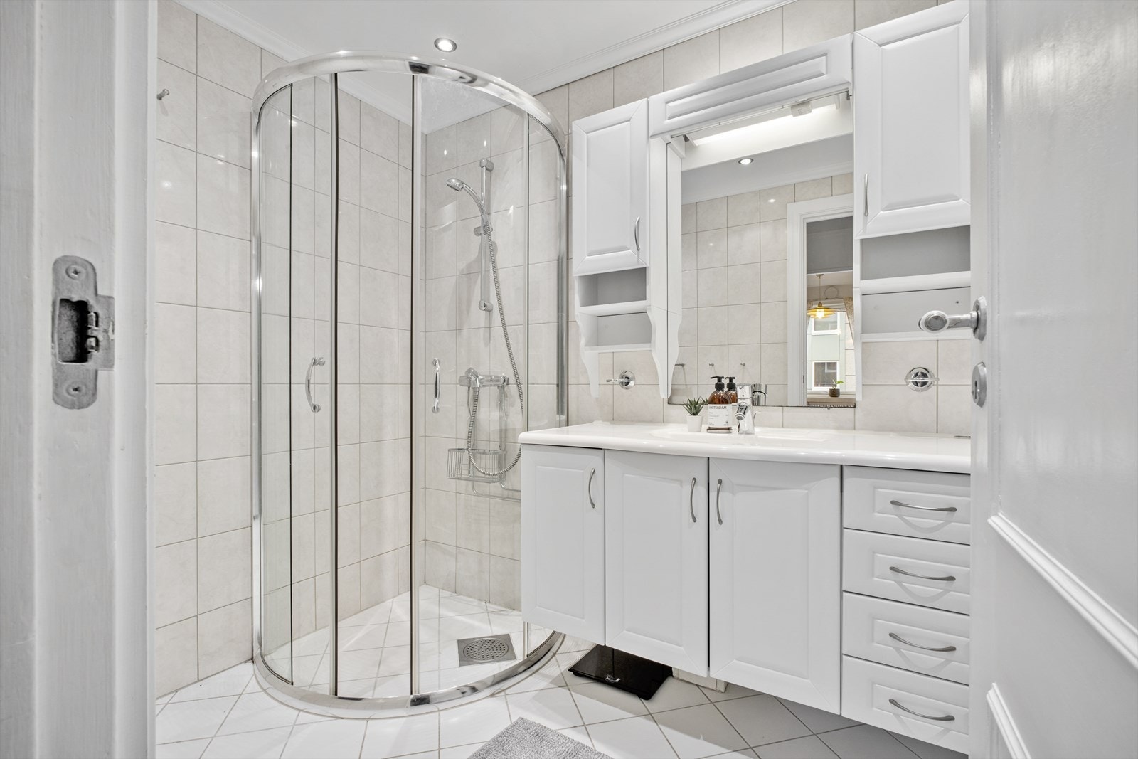 Helfliset bad innredet med servant og dusj med skyvedører i glass Galleribilde