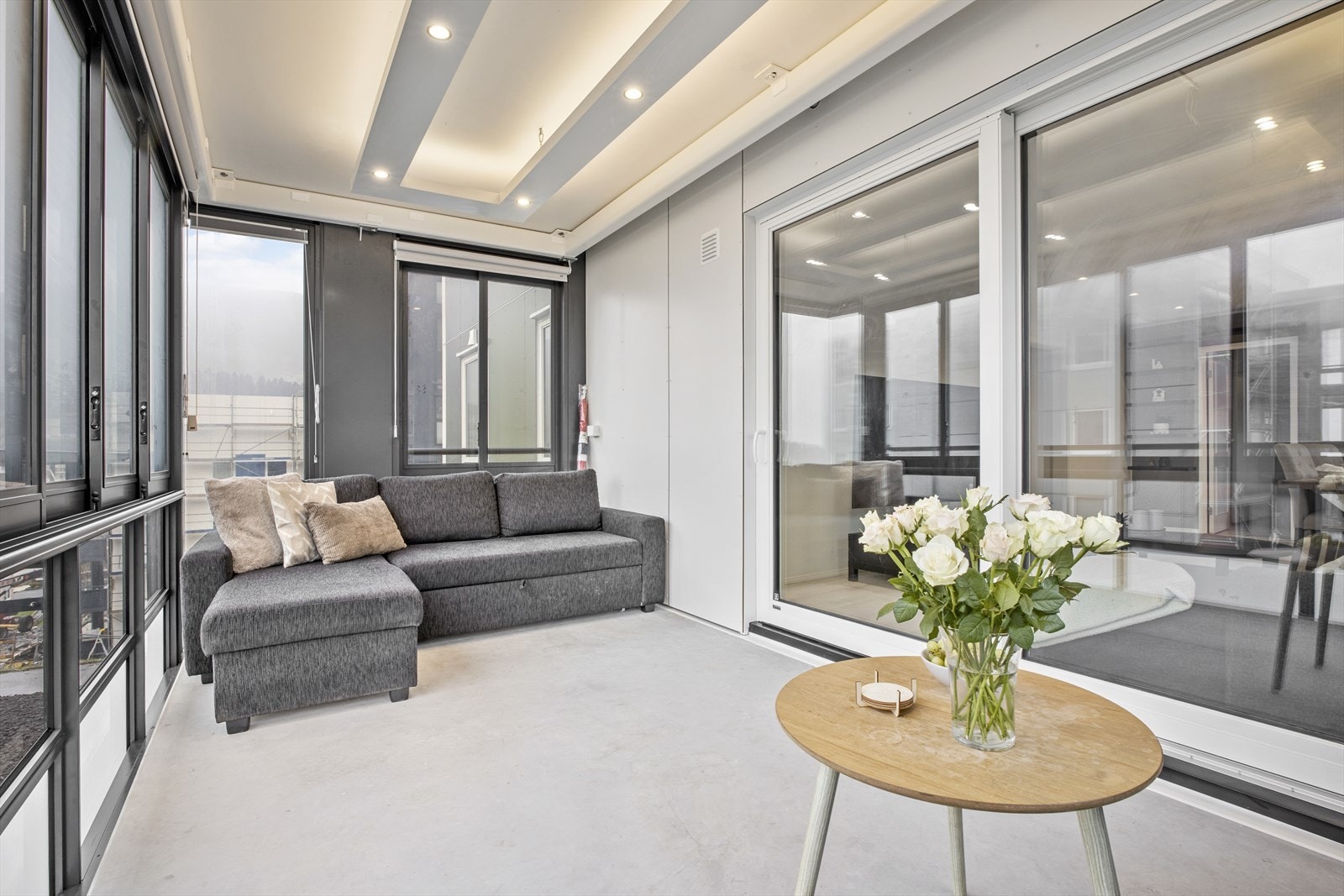 Den innglassete balkongen er på 12 m² og fungerer som en forlengelse av stuen Galleribilde