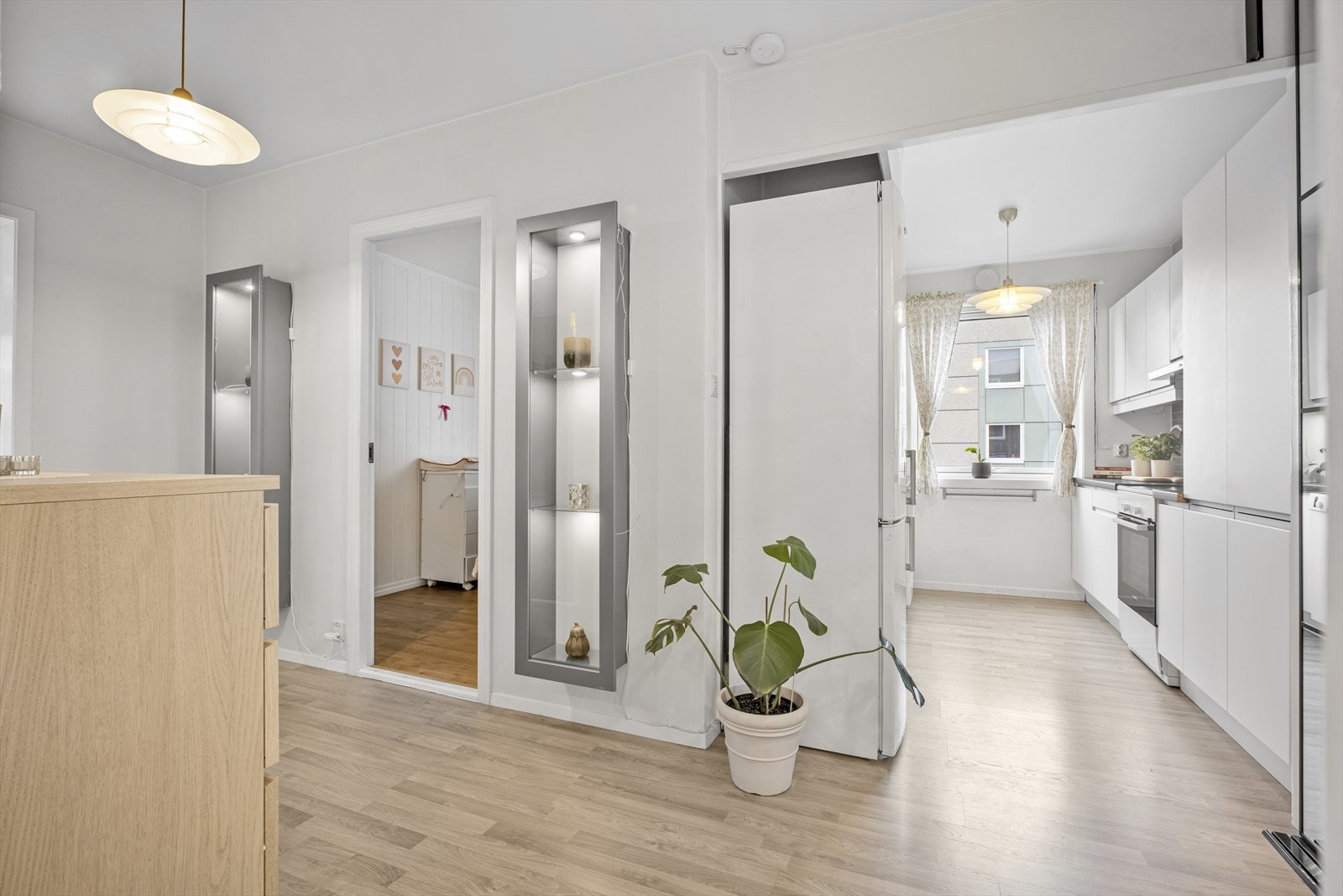 Leiligheten har en praktisk utforming med soverom i hver sin ende, bad og separat toalettrom, samt rom stue og kjøkken Galleribilde