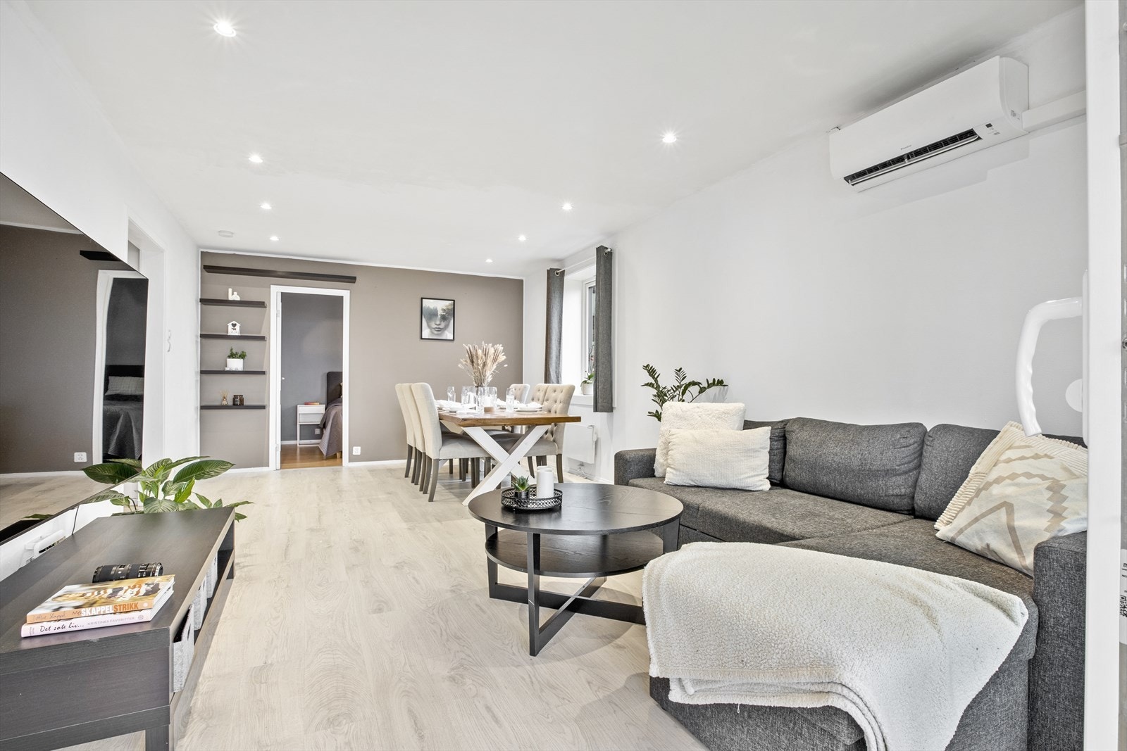 Stuen er romslig og har god plass til spisebord og sofagruppe Galleribilde