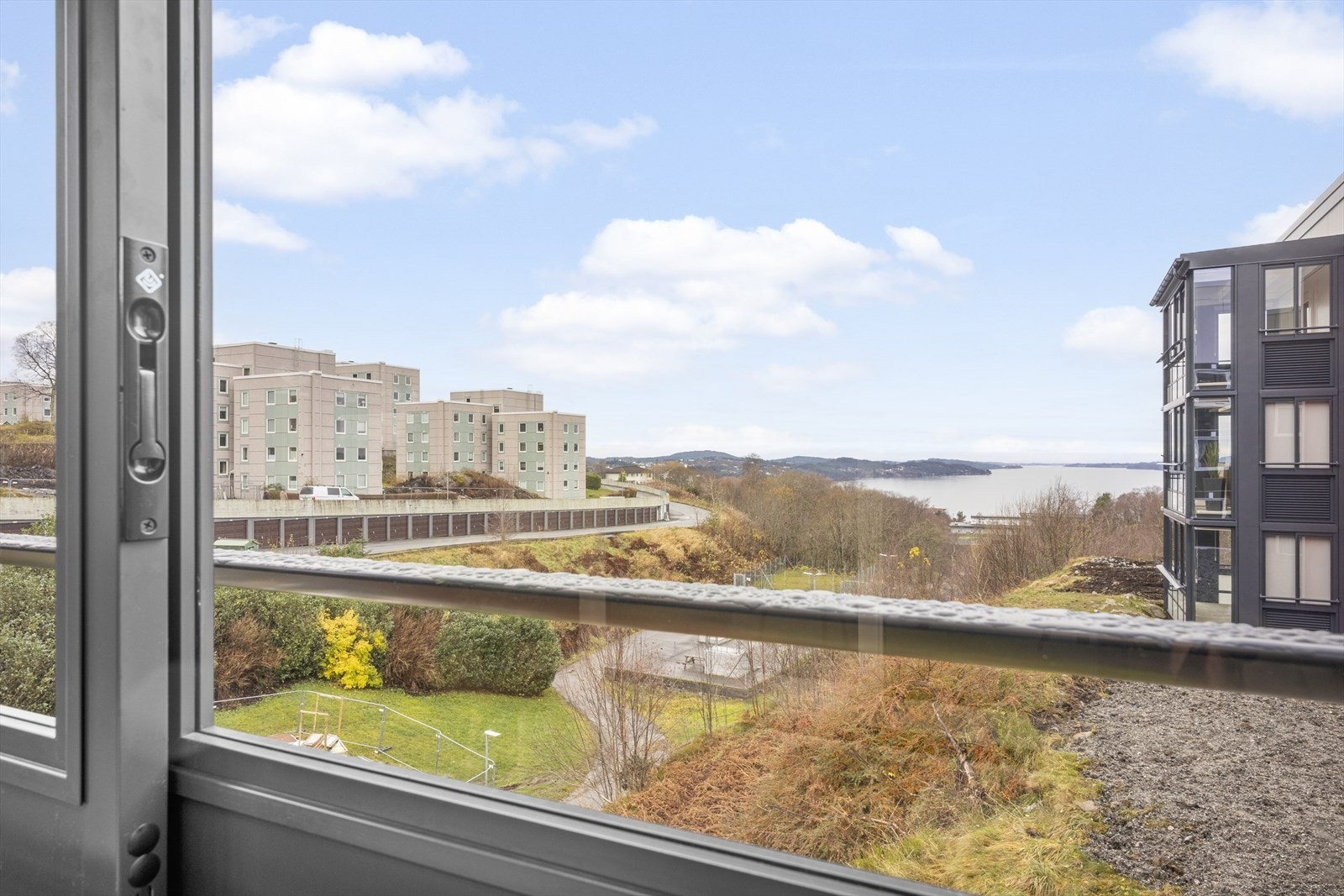 Flott utsikt over fjorden Galleribilde