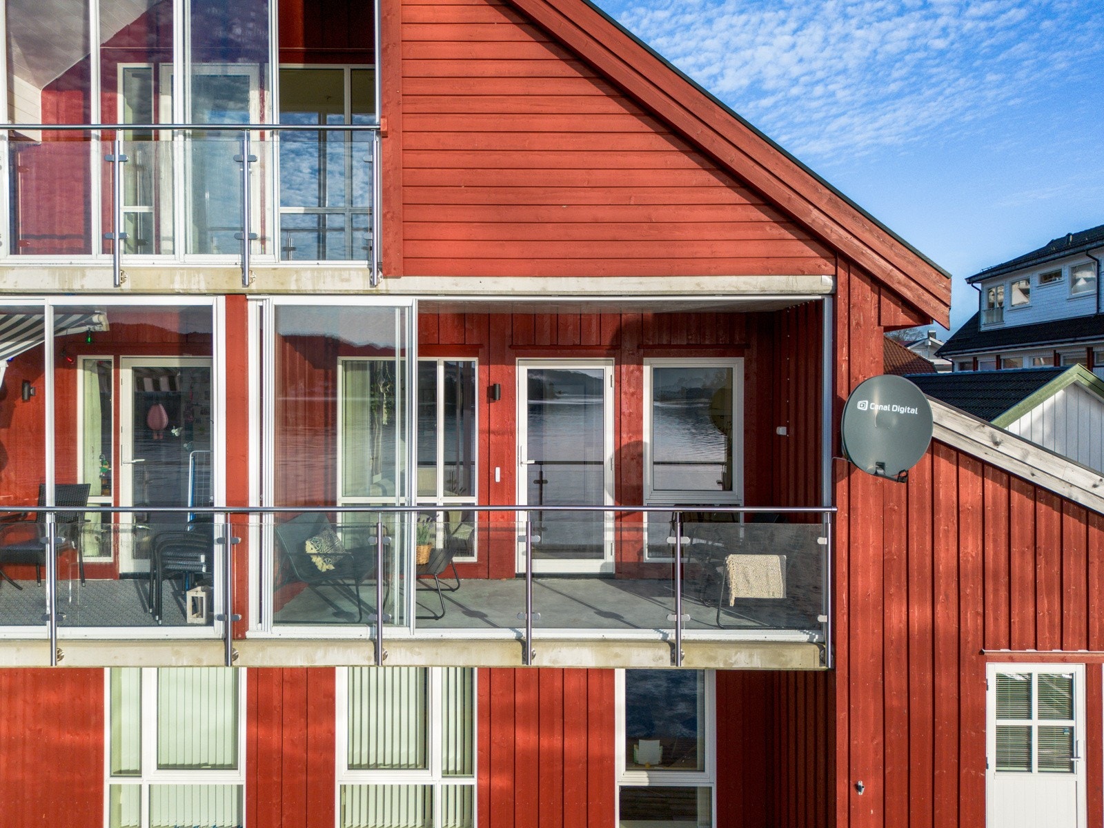 Leiligheten ligger i andre etasje, med flott utsikt over byfjorden. Galleribilde